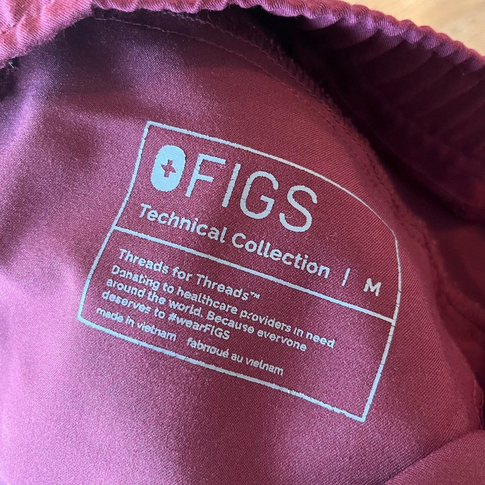 Men’s maroon figs scrub set